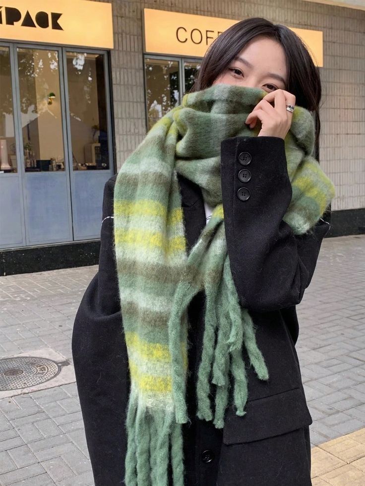 Green Plaid Scarf Outfit, Long Scarf Outfit, Green Scarf Outfit, Scarf Aesthetic, Trendy Scarf, How To Wear A Blanket Scarf, Scarf Styling, Trendy Scarves, Ny Outfits