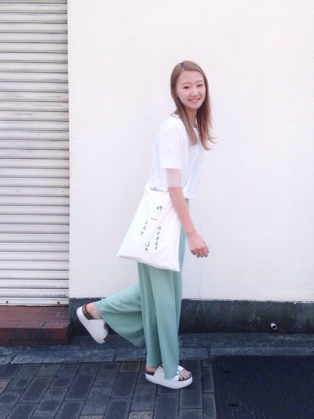中村 麻理奈さんの「ﾁｭｰﾙﾚｲﾔｰﾄﾞTｼｬﾂ（merry jenny）」を使ったコーディネートの1枚目の写真