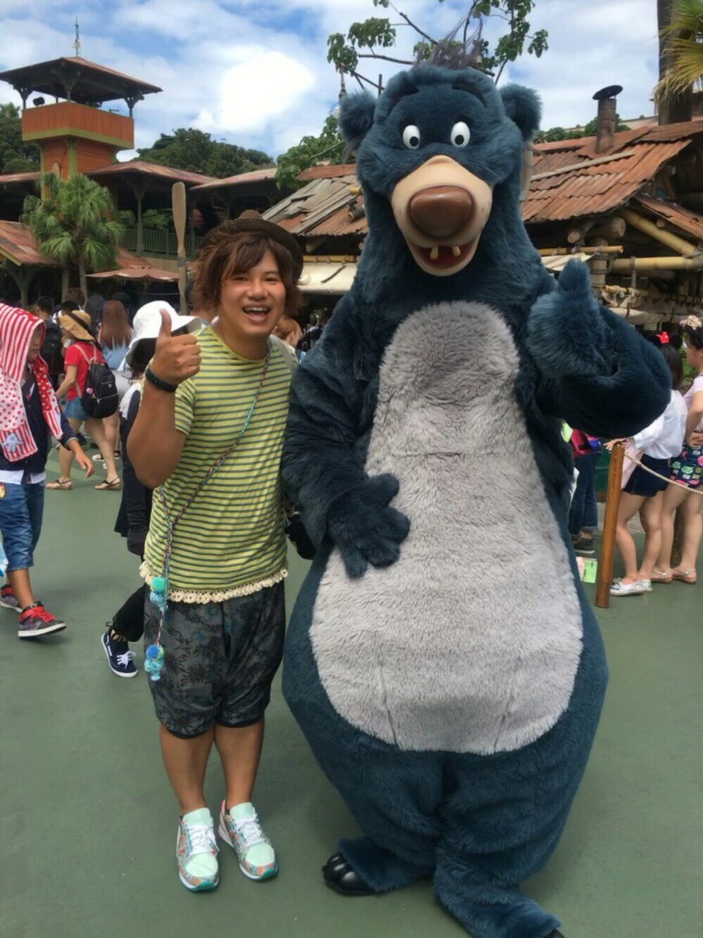 イエロー系のTシャツ/カットソー、グリーン系のスニーカー、グレー系のその他パンツを着用したメンズの夏コーディネートの1枚目の写真