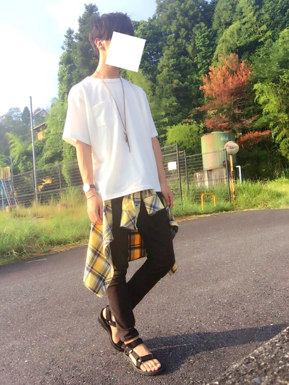 ホワイト系のTシャツ/カットソー、ブラック系のその他パンツ、イエロー系のシャツ/ブラウスを着用したメンズの夏コーディネートの1枚目の写真