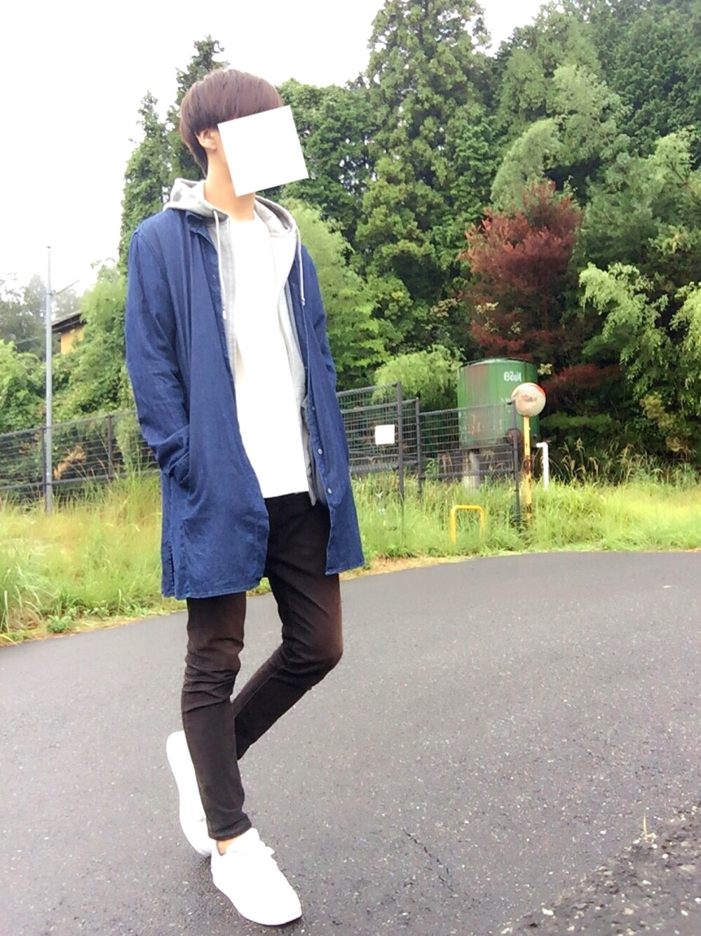 ブラック系のその他パンツ、ホワイト系のTシャツ/カットソー、ブラック系のパーカーを着用したメンズの秋コーディネートの1枚目の写真