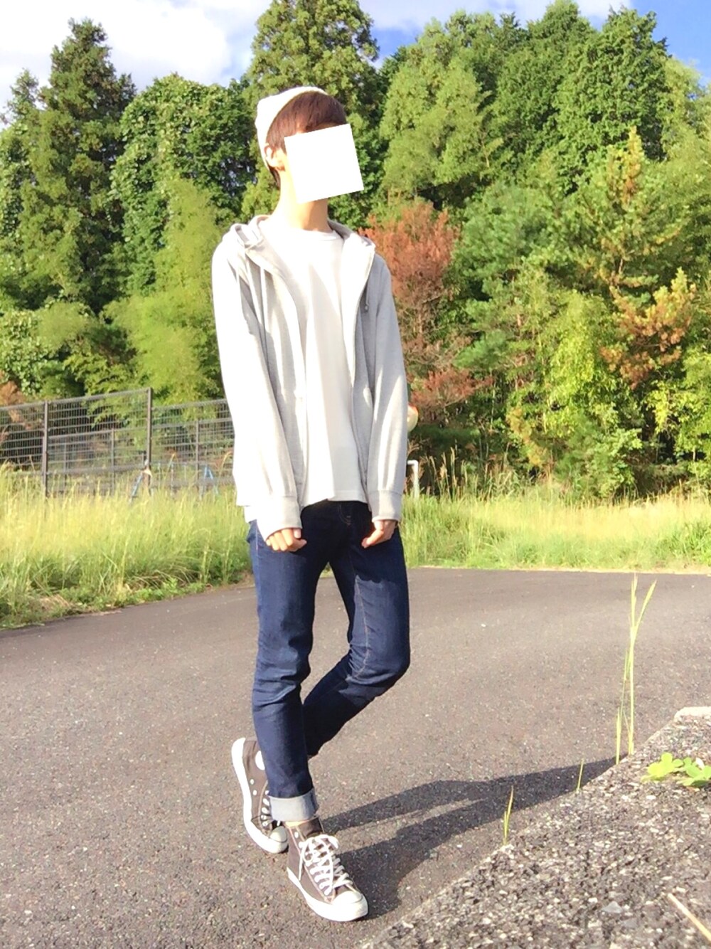 ホワイト系のTシャツ/カットソー、ブラック系のパンツ、ブラック系のスニーカーを着用したメンズの秋コーディネートの1枚目の写真