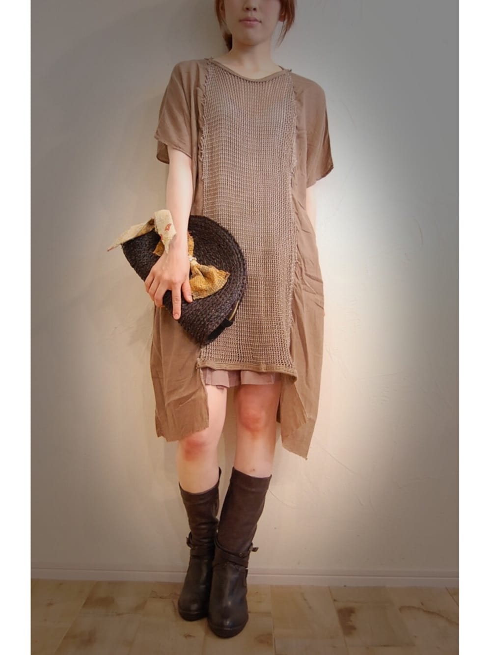 グレー系のTシャツ/カットソー、ブラック系のクラッチバッグ、ブラック系のブーツを着用したレディースの夏コーディネートの1枚目の写真