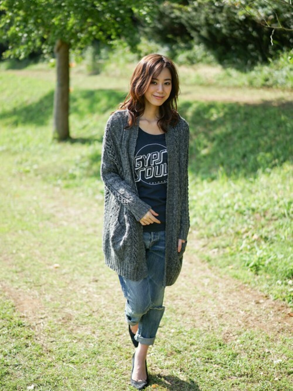 ブラック系のパンプス、ブルー系のデニムパンツ、ブラック系のTシャツ/カットソーを着用したレディースの秋コーディネートの1枚目の写真