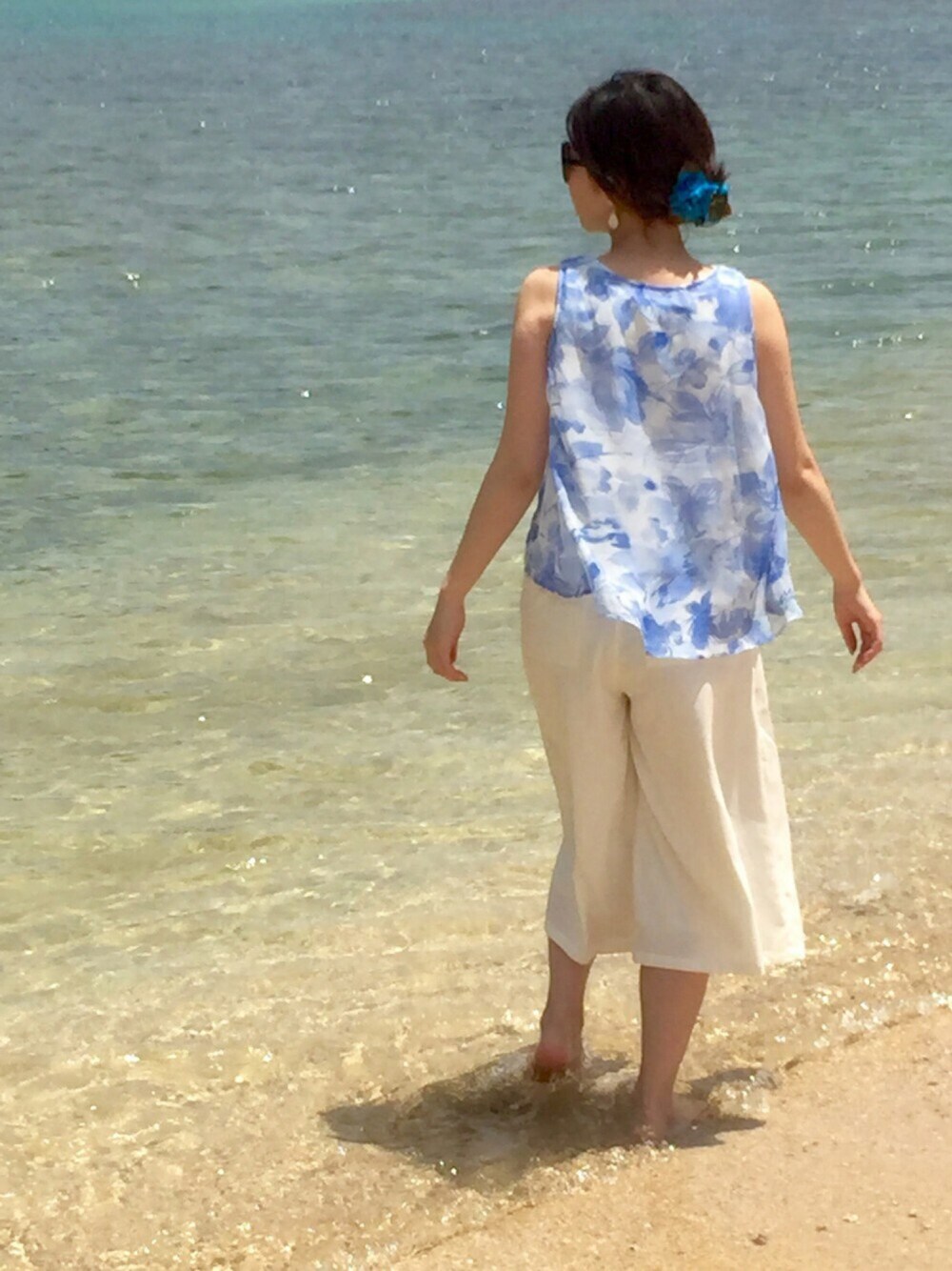 ホワイト系のその他パンツ、ブルー系のTシャツ/カットソー、ブルー系のバレッタ/ヘアクリップを着用したレディースの春コーディネートの1枚目の写真