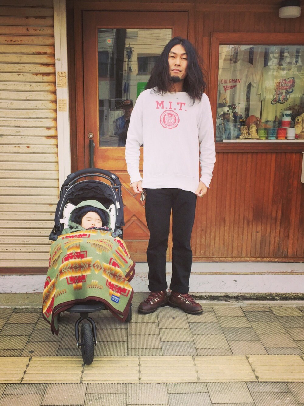 ブラック系のその他パンツ、ホワイト系のスウェット、ブラック系のママ&ベビーを着用したメンズの春コーディネートの1枚目の写真