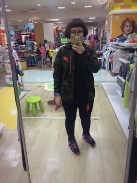 「NIKE(ナイキ)のアイテム(スタジャン)」を使った、李盈瑢さん(レディース・153cm)の秋コーディネート