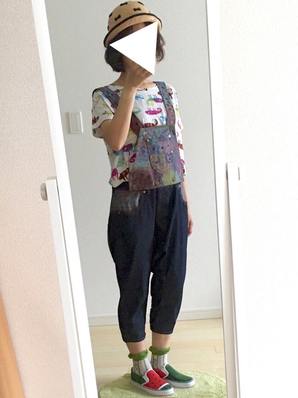 ホワイト系のTシャツ/カットソー、ブルー系のデニムパンツ、その他のスニーカーを着用したレディースの夏コーディネートの1枚目の写真