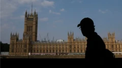 Фигура человека на фоне британского парламента