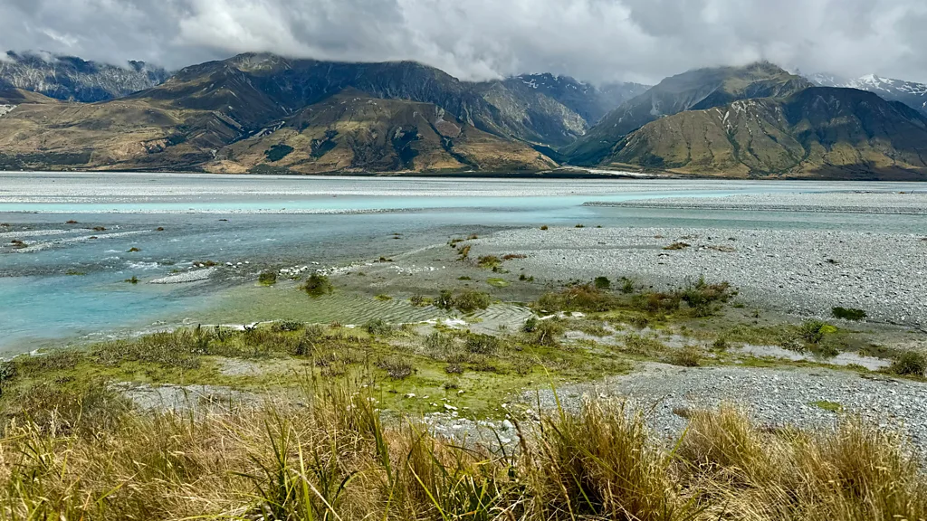 Cyclists on the Alps to Ocean trail, New Zealand (Credit: Tracey Croke)