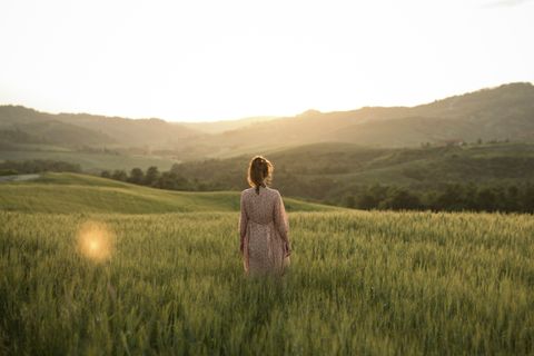 Frau steht in einem Feld