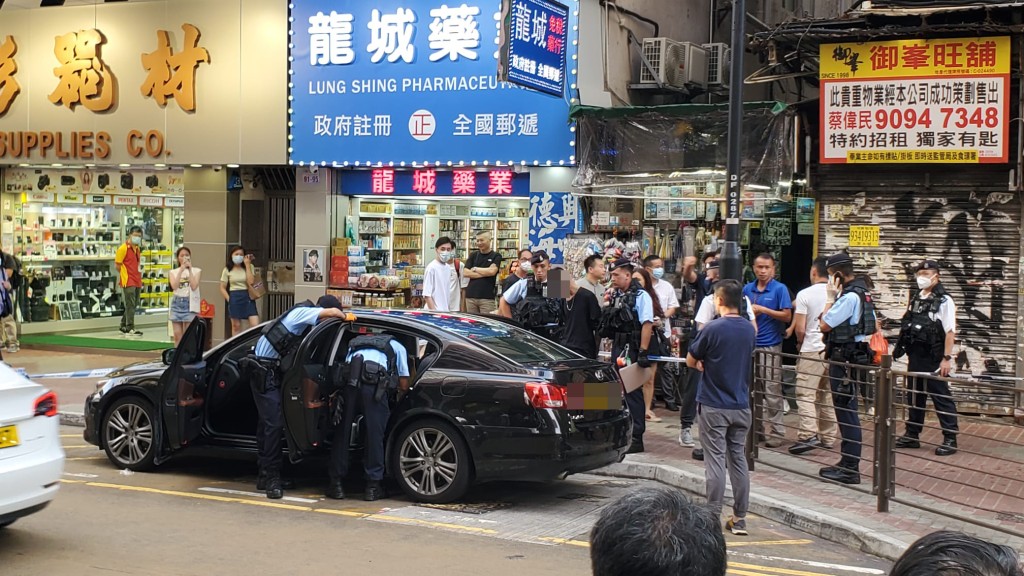 警方於花園街建興大廈對開發現一輛形跡可疑的黑色私家車。