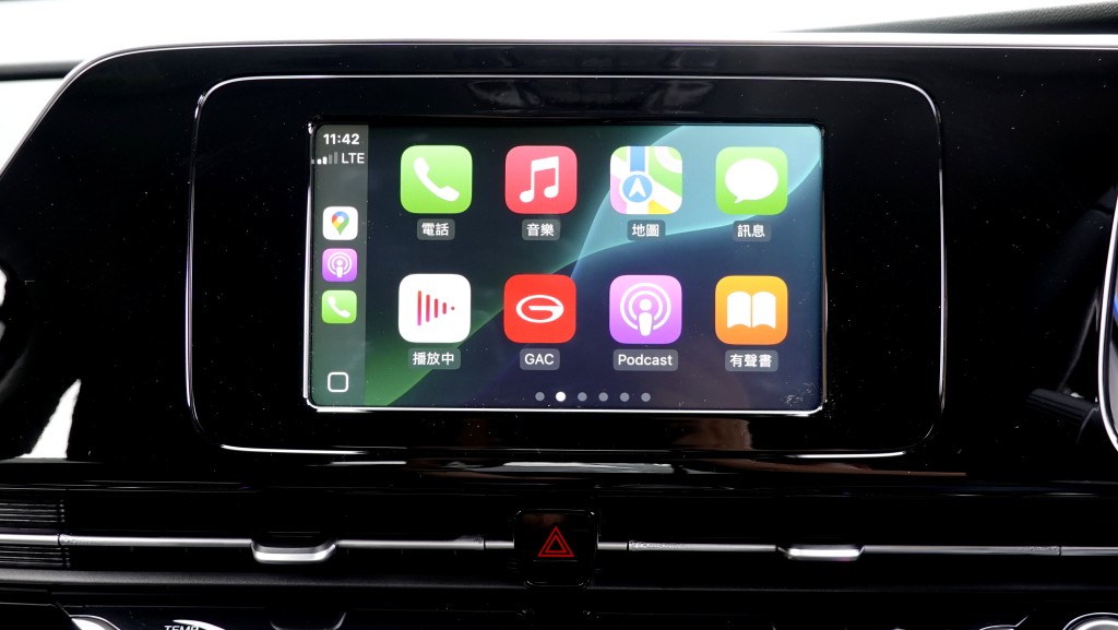 入門純電動房車AION ES香港試駕：8吋中控觸屏可支援Apple CarPlay介面。