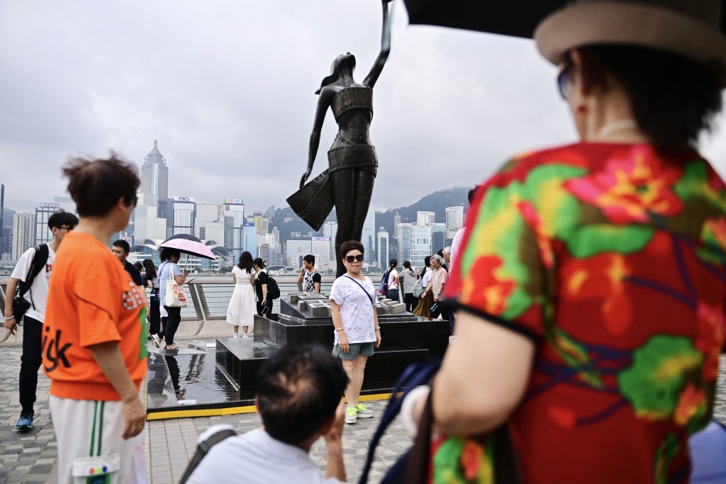 政府會按部就班，增加訪港旅客措施。