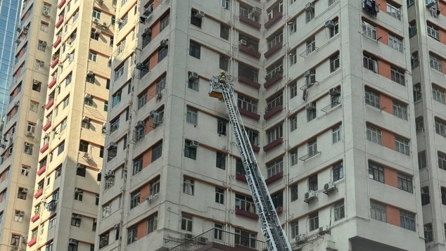 消防架起雲梯在單位外射水救火。