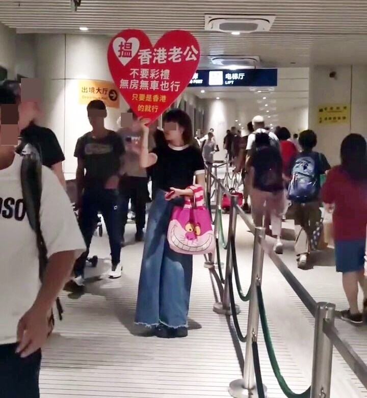 女子穿黑白上衣。fb「中港改車斗陰影片關注組」截圖