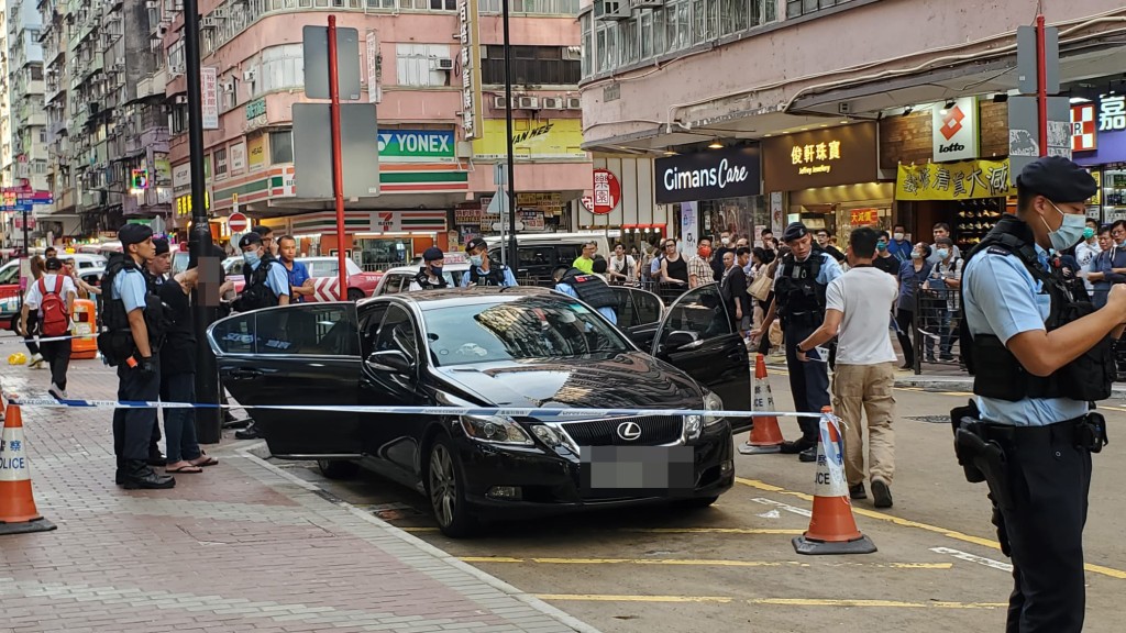 警方於花園街建興大廈對開發現一輛形跡可疑的黑色私家車。