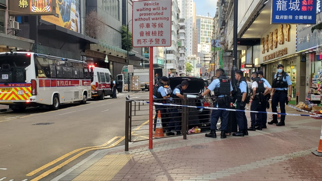 警方於花園街建興大廈對開發現一輛形跡可疑的黑色私家車。