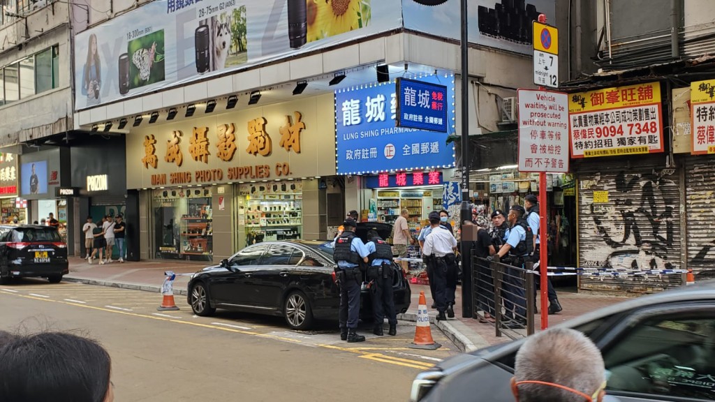 警方於花園街建興大廈對開發現一輛形跡可疑的黑色私家車。