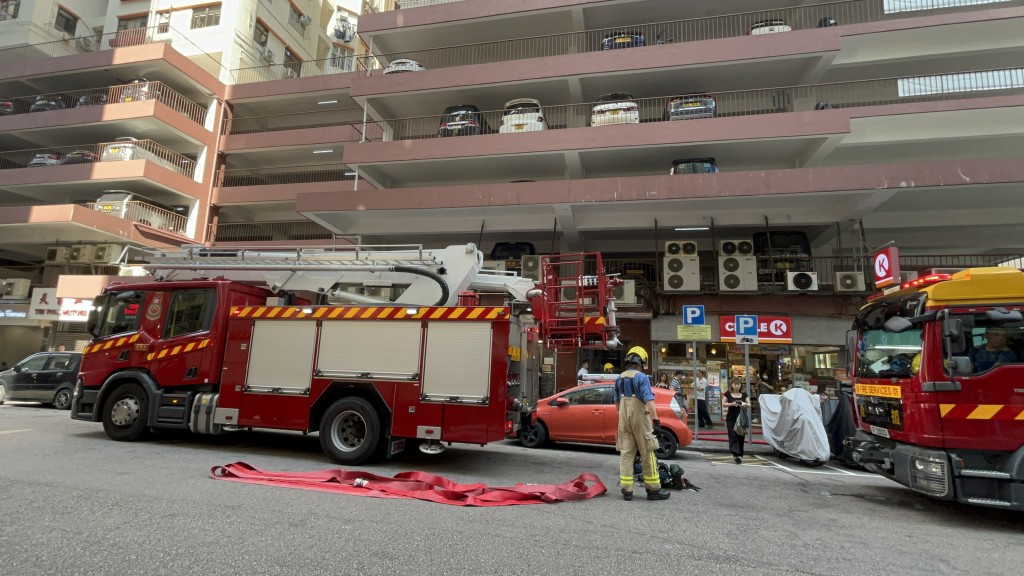 消防到場救熄火警。楊偉亨攝