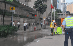 灣仔港灣道爆食水管 水務署全力搶修 爭取明早繁忙時間重開行車線