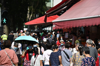 與大圍街市一街之隔的菜檔則人頭湧湧。