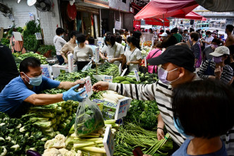 與大圍街市一街之隔的菜檔則人頭湧湧。