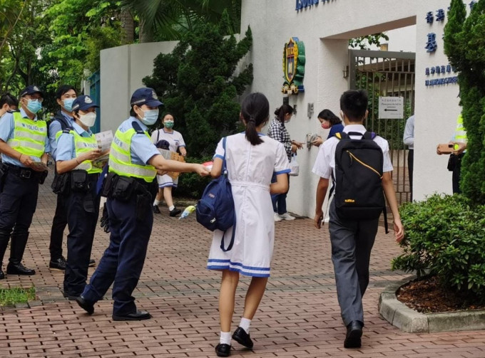 深水埗警區在學校區域加強交通執法。警方圖片