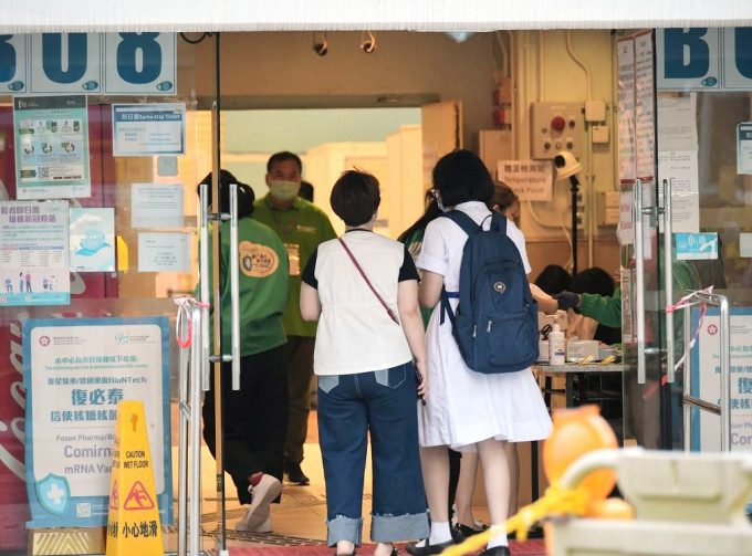 信和捐出20份每份價值20萬港元的獎學金予已打針青年。資料圖片