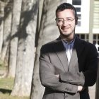 El enfermero David Bermejo posa en la Universidad de León.