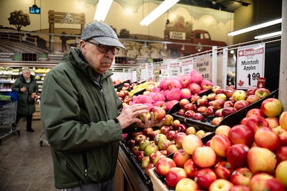 Mohammed Lahbabi compra manzanas canadienses en el supermercado Farm Boy, en Westboro, un barrio acomodado de Ottawa.