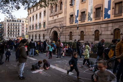 Protesta de Revuelta Escolar contra la contaminación en los entornos de los colegios, este viernes, en la calle de Entença de Barcelona, donde hay la escuelas Entença y Xirinacs.