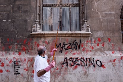 Una pintada contra el presidente valenciano, Carlos Mazón, en la Generalitat.