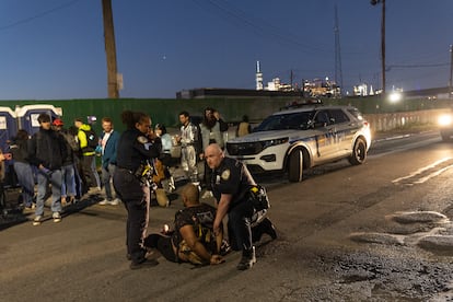 La policía arresta a una persona en Brooklyn, Nueva York, el 26 de octubre de 2024.