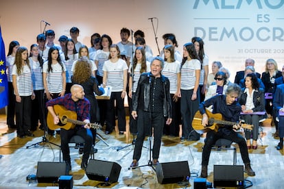 El cantante Miguel Ríos durante su actuación en el acto institucional del ‘Día de Recuerdo y Homenaje a todas las víctimas del golpe militar, la Guerra y la Dictadura’.