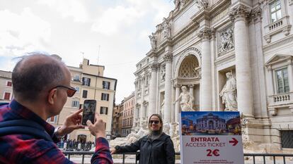 Turistas frente a la Fontana di Trevi