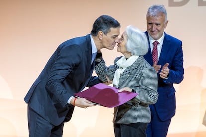 El presidente del Gobierno, Pedro Sánchez, y el ministro de Política Territorial y Memoria Democrática, Ángel Víctor Torres, entregan una distinción, durante el acto institucional del ‘Día de Recuerdo y Homenaje a todas las víctimas del golpe militar, la Guerra y la Dictadura’ este martes en el Auditorio Nacional en Madrid.