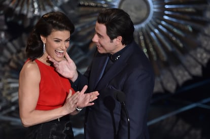 Adele Dazeem y Glom Gazingo, las grandes estrellas que nadie conoce – ¿Quién es Adele Dazeem? Fue la pregunta que la noche del 2 de marzo de 2014 se hicieron tanto los millones de seguidores de la gala de los Oscars como los asistentes al evento. No era una joven y prometedora nueva estrella, sino el nombre que John Travolta le adjudicó a Idina Menzel, la diva de Broadway responsable de darle voz a la Elsa de 'Frozen'. Pudo deberse a los nervios del directo o a que el 'teleprompter' se le hizo bola, pero el resultado fue un momento desconcertante. Minutos después, Adele Dazeem ya era una celebridad de internet con su propia cuenta en Twitter. Los compañeros de Menzel empezaron a difundir los carteles de su nuevo musical 'If/Then' sustituyendo el nombre de la estrella por Adele Dazeem y la revista 'Slate' lanzó una 'app' que “travoltizaba” cualquier nombre. Hubo un tiempo en el que Internet era un lugar feliz. Un año después la Academia tuvo el buen tierno de volver a juntarlos para presentar el premio a la mejor canción y la estrella de Broadway presentó al actor como Glom Gazingo. 