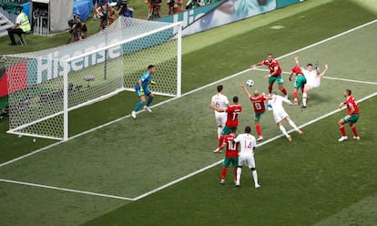 El delantero portugués anota de cabeza el primer gol del encuentro.