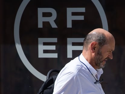 Rafael Louzán, accediendo a la Ciudad del Fútbol, sede de la Real Federación Española de Fútbol en Las Rozas.