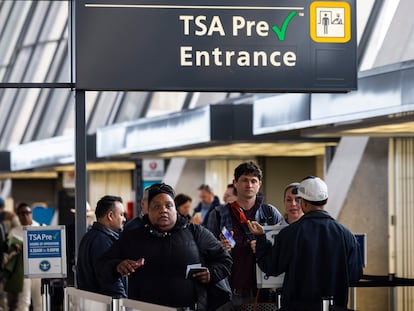 Pasajeros acceden por el control de la TSA en el aeropuerto de Dulles International Airport en Virginia.