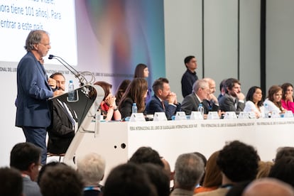 El escritor mozambiqueño Mia Couto recibe el Premio FIL de Literatura en Lenguas Romances durante la Ceremonia de Inauguración de la 38 Feria Internacional del Libro de Guadalajara, el 30 de noviembre de 2024.