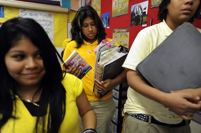 Jóvenes latinos de segunda generación asisten a clases en Riverdale Maryland, en una fotografía de archivo.