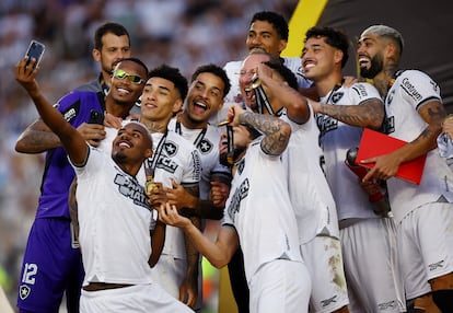 Los futbolistas del Botafogo se sacan un selfie tras derrotar al Atlético Mineiro y conquistar la primera Copa Libertadores para el club fundado hace 120 años en Río de Janeiro.