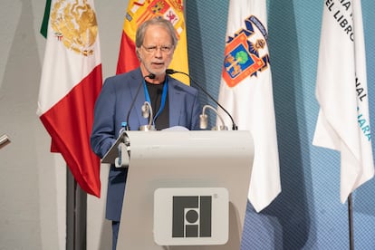 Mia Couto da un discurso tras recibir el premio, durante la ceremonia de inauguración de la feria.