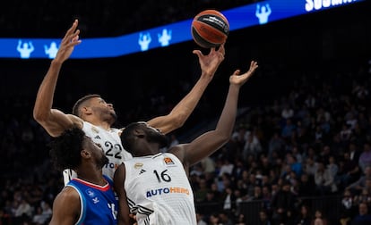 Walter Tavares (espalda-c) y Usman Garuba (d) del Real Madrid en acción contra Dan Oturu del Anadolu Efes durante el partido de baloncesto de la Euroliga este martes.