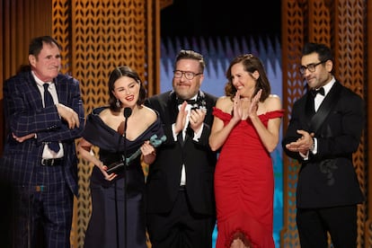 Selena Gomez, Michael Cyril Creighton y Molly Shannon, protagonistas de 'Solo asesinatos en el edificio', recogen el premio a mejor elenco de comedia, en los premios del sindicato de actores.