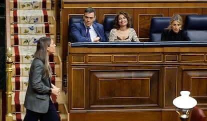 La portavoz de Junts en el Congreso, Miriam Nogueras, pasa delante de Pedro Sánchez, María Jesús Montero y Yolanda Díaz el pasado 12 de diciembre.