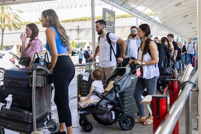 Una cola de turistas en el aeropuerto de Palma de Mallorca, en 2022.