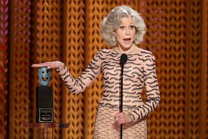 Jane Fonda recibe el premio honorario por su carrera durante los premios del sindicato de actores, el 23 de febrero en el Shrine Auditorium de Los Ángeles, California. 